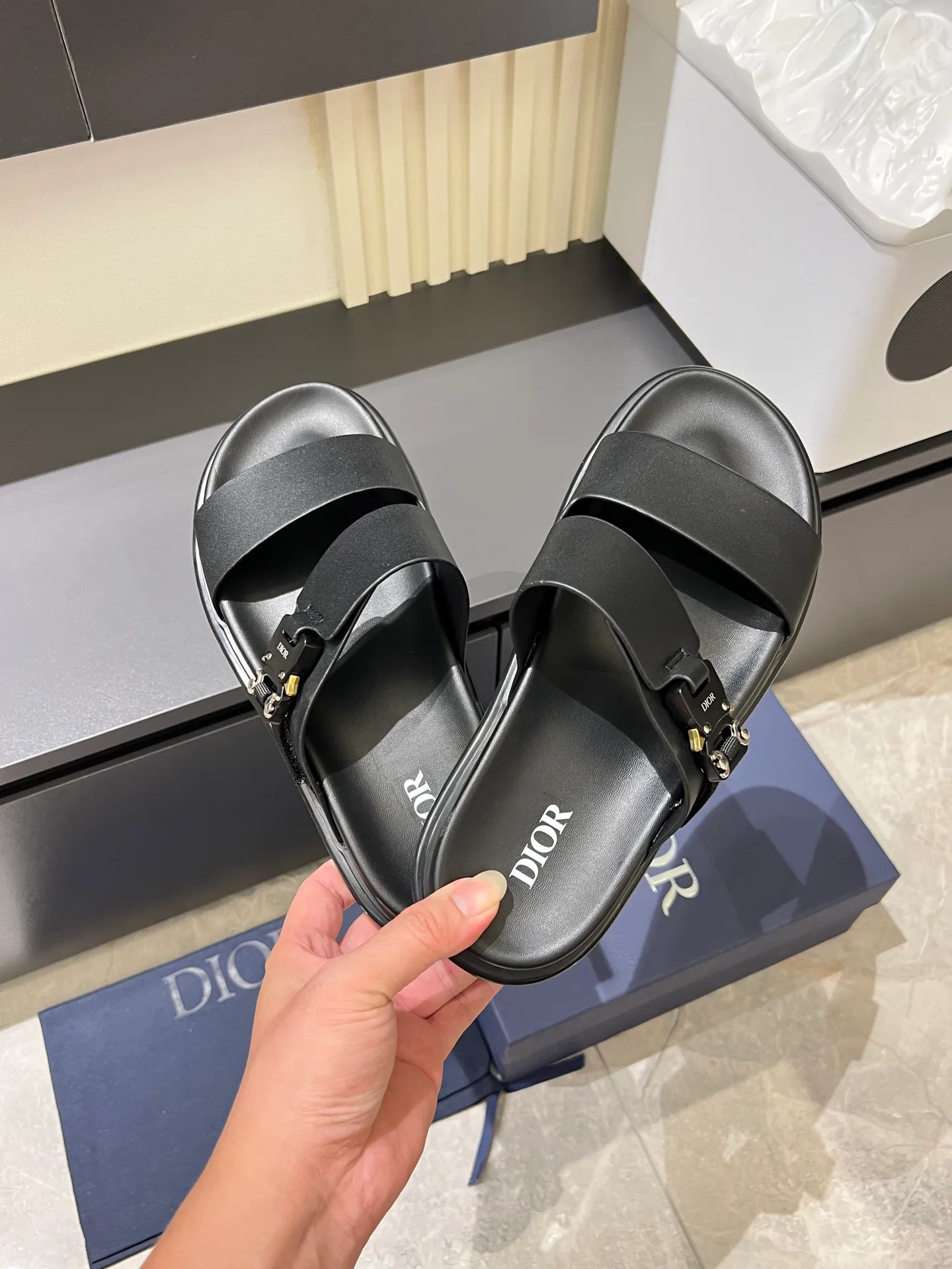 Men's Men's Shoes 💰p320 Dio* Men's Sandals Slippers. Showcasing Dior haute couture design. The Dior gray suede strap is accented with an aluminum Dior buckle for added style. Paired with a comfortable tonal notch sole, they pair easily with shorts or jeans for a sophisticated look. Main body: suede cow leather, technical fabric lining: cow leather, with adjustable straps, aluminum Dior buckle, Dior gray EVA insole, tonal notched rubber outsole splicing structure, size: 38-44 (customized at 45.46)